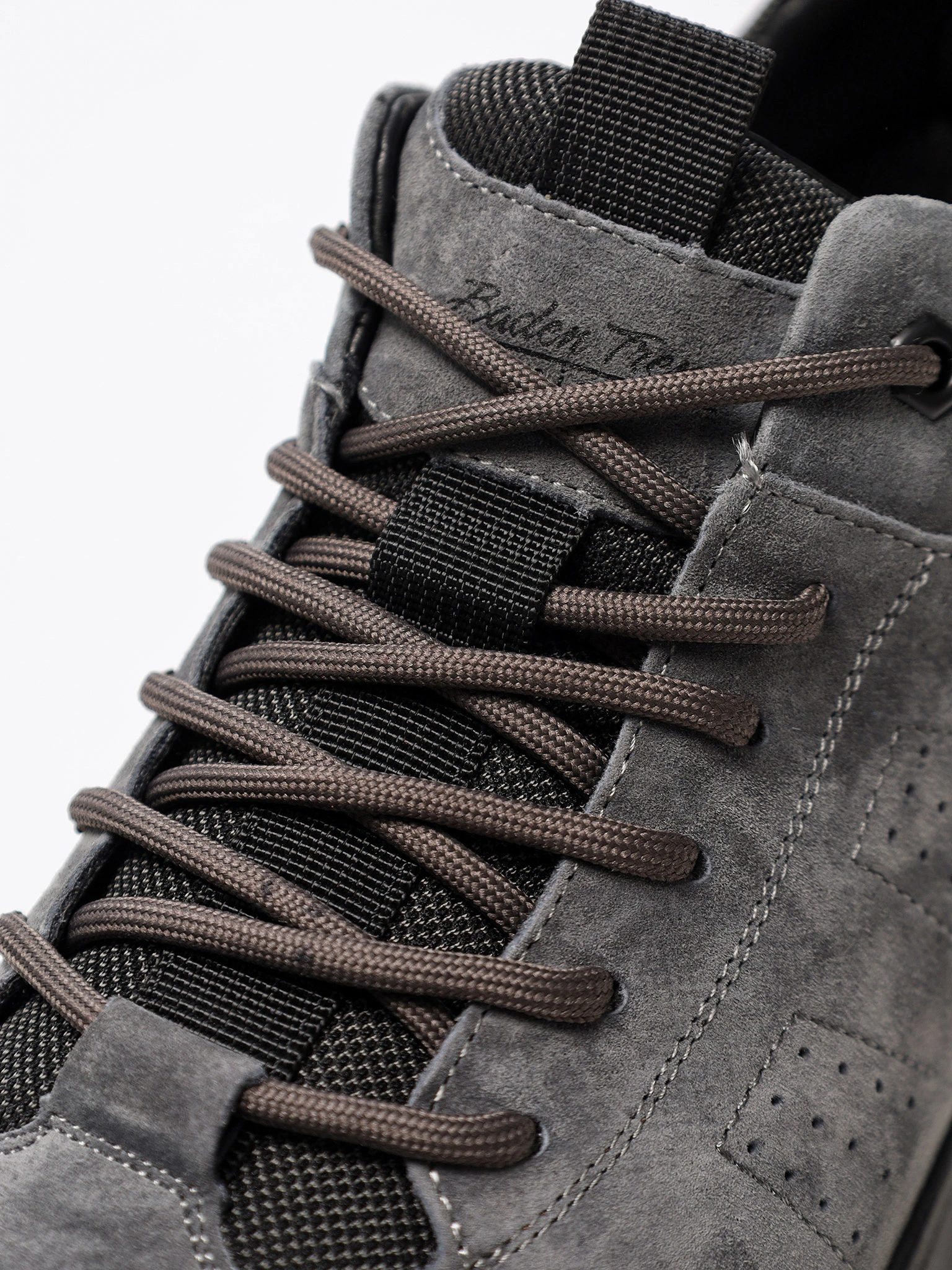 Кроссовки серого цвета комбинированные на низкой подошве